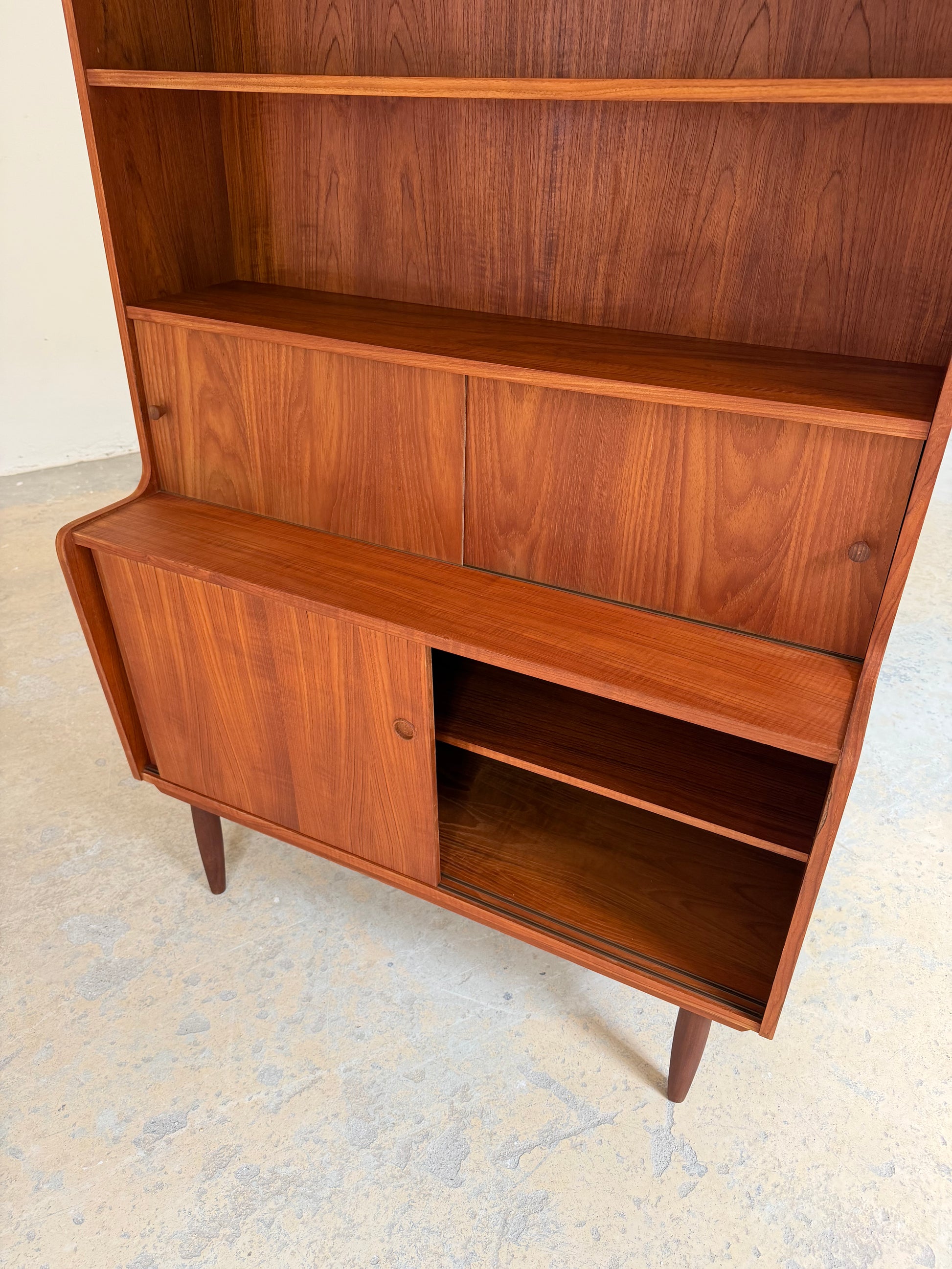 Bücherregal Teak mit Schiebetüren aus Dänemark