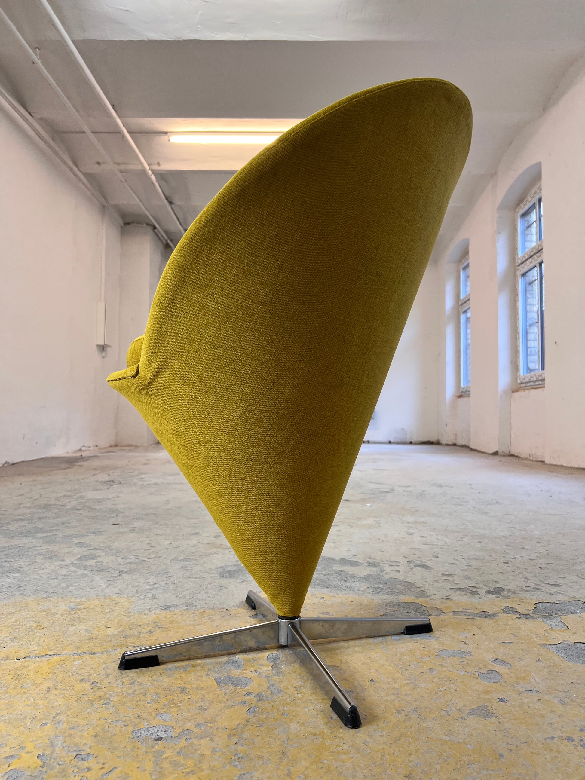 „Cone Chair“ gelb von Verner Panton neu bezogen