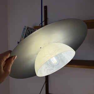 Lamellenlampe silbergrau mit marmoriertem Glasschirm aus Dänemark