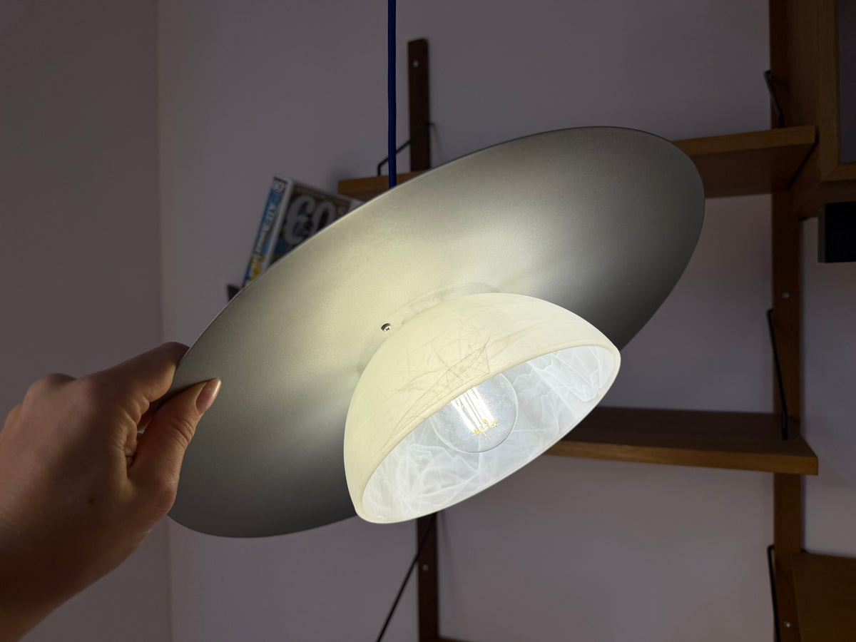 Lamellenlampe silbergrau mit marmoriertem Glasschirm aus Dänemark