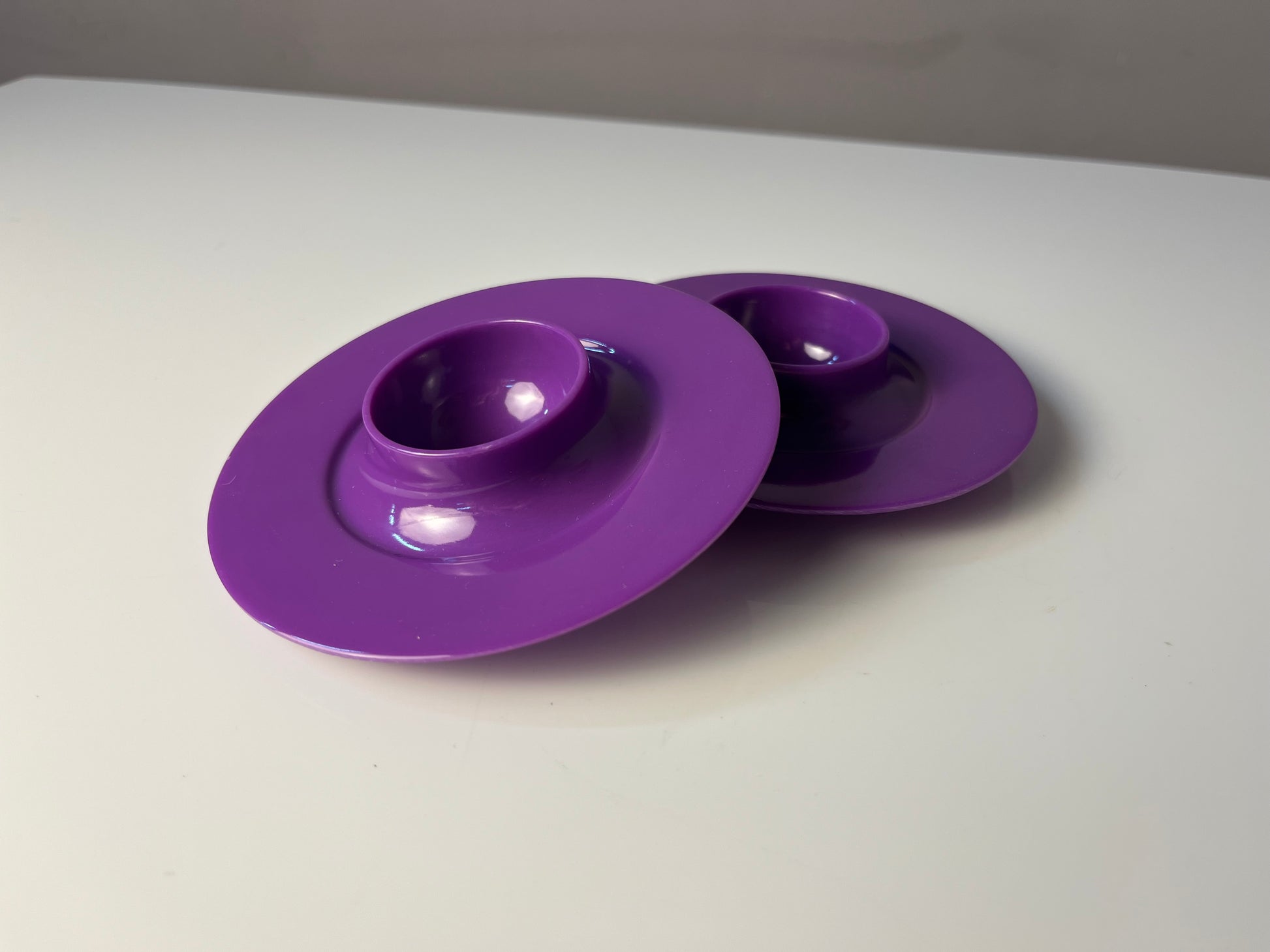 Set: 2x Eierbecher lila stapelbar
