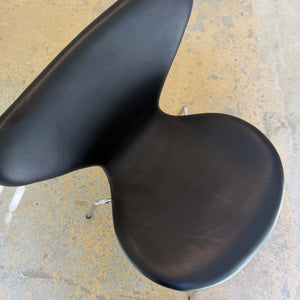 Polsterstuhl Serie 7 schwarz Echtleder von Arne Jacobsen für Fritz Hansen