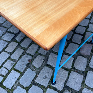 Esstisch Werktisch mit hellblauem Gestell