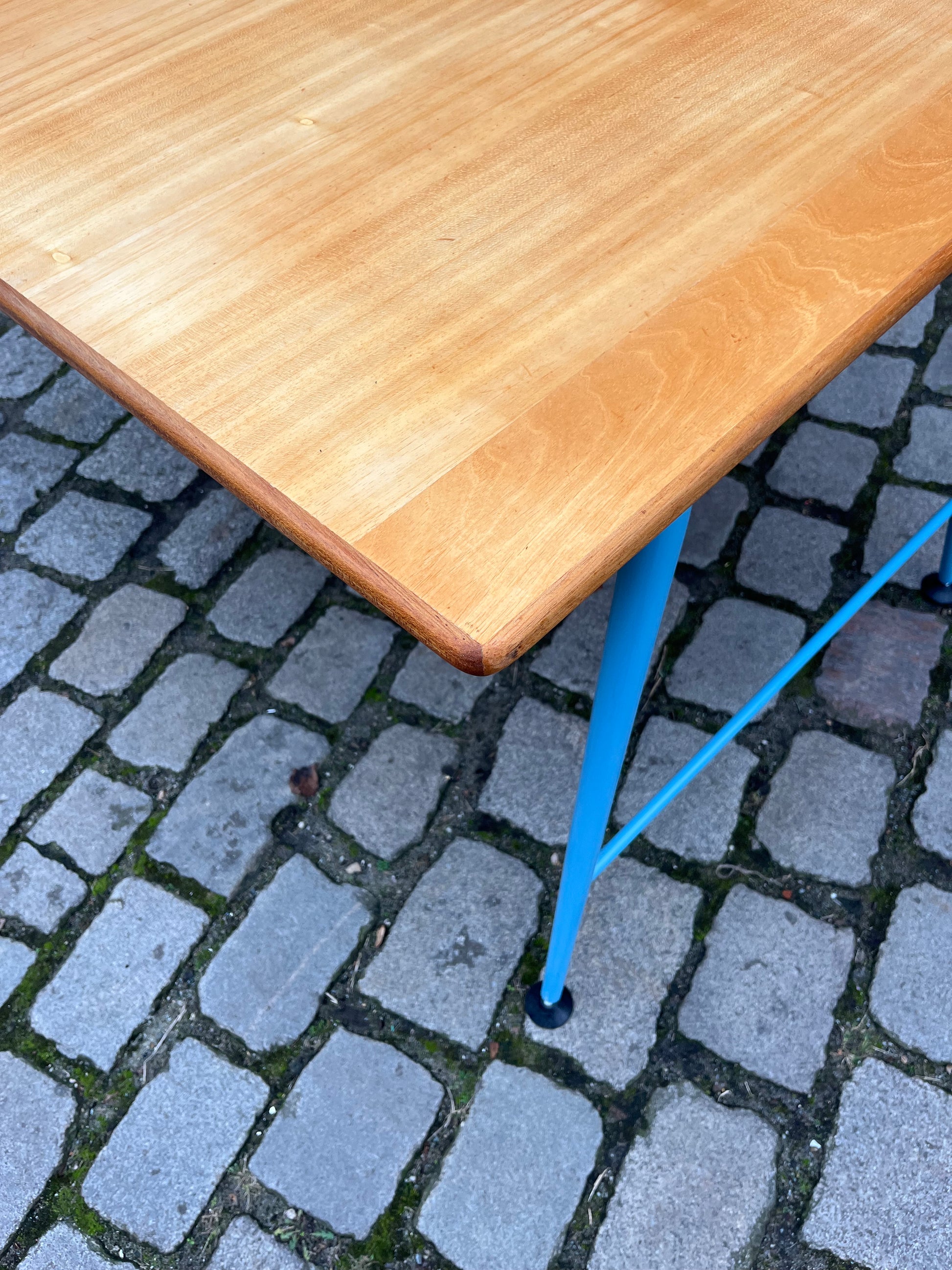 Esstisch Werktisch mit hellblauem Gestell