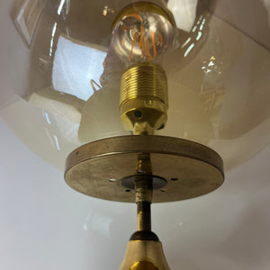 Tischlampe mit Glaskugel und Messingfuß