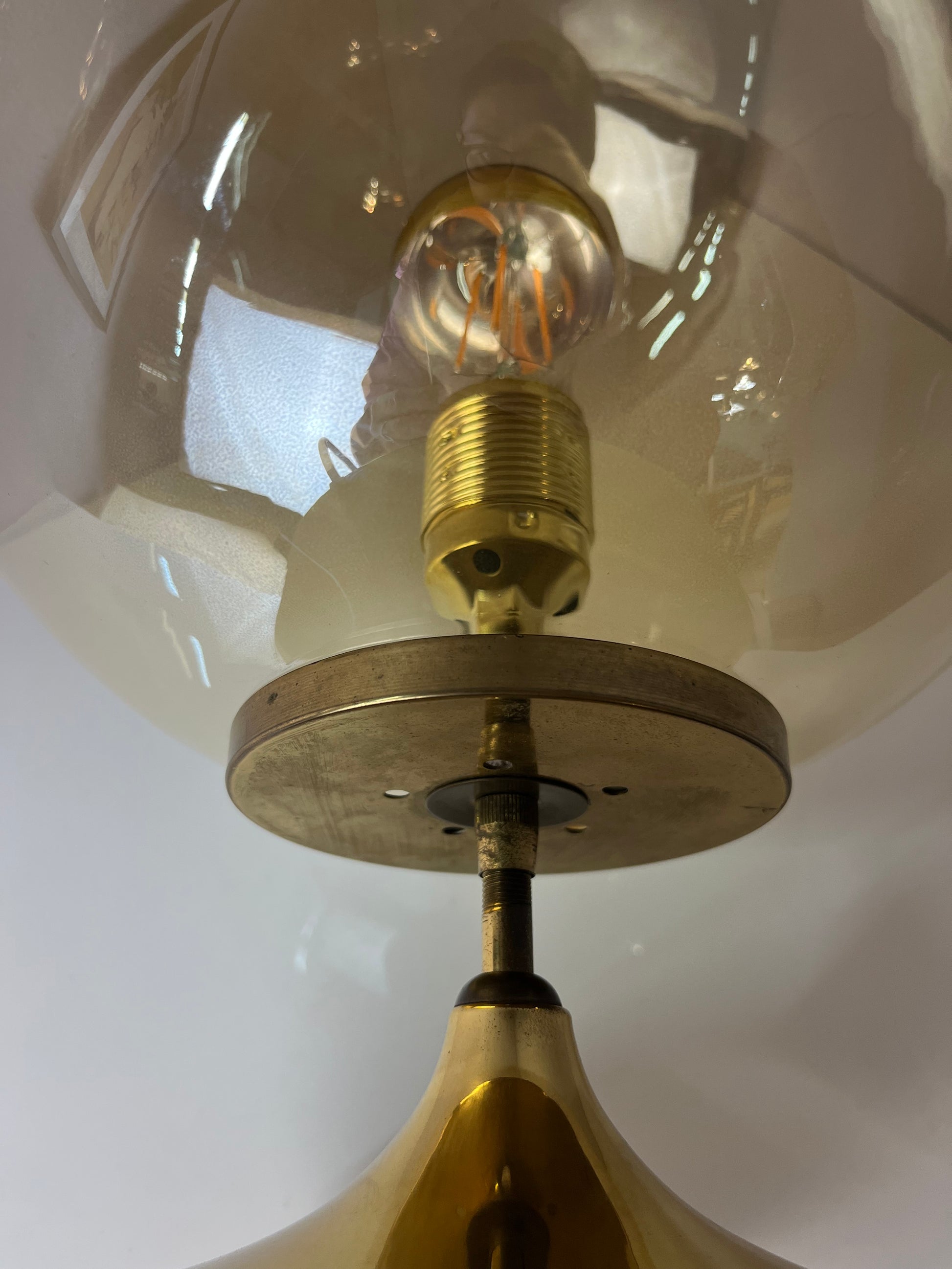 Tischlampe mit Glaskugel und Messingfuß