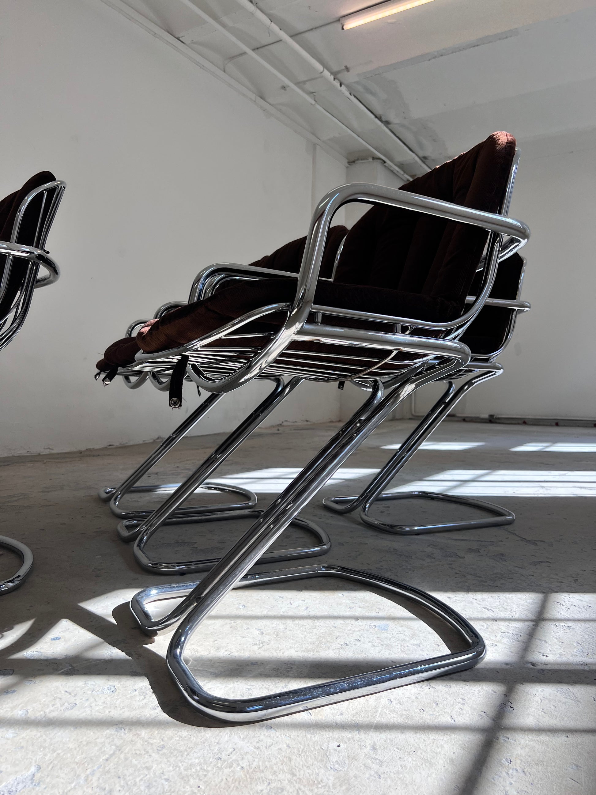 Freischwinger Chrom mit braunem Sitzkissen von Gastone Rinaldi für Rima