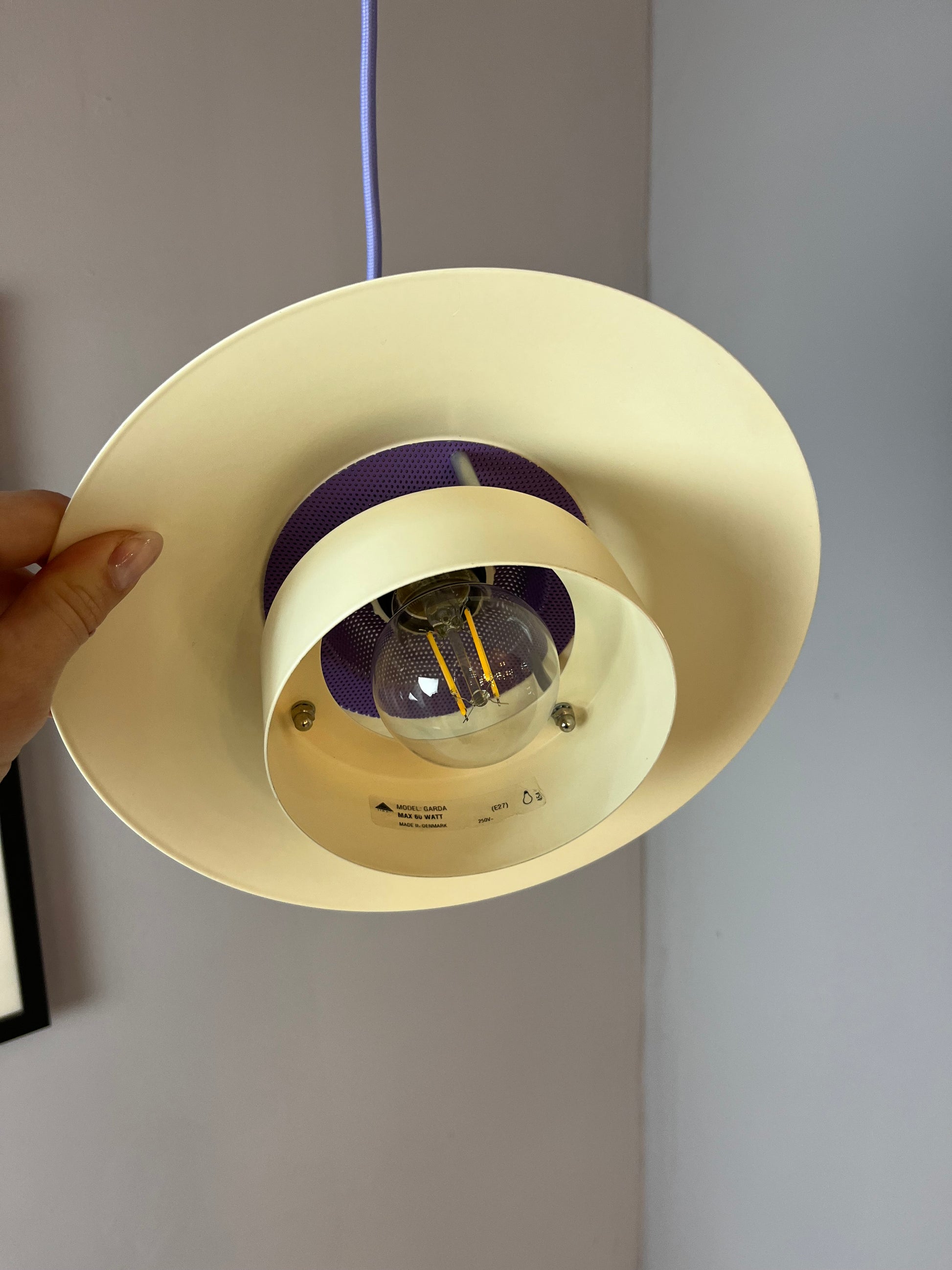 Lamellenlampe Modell Garda lila weiß von Design Light