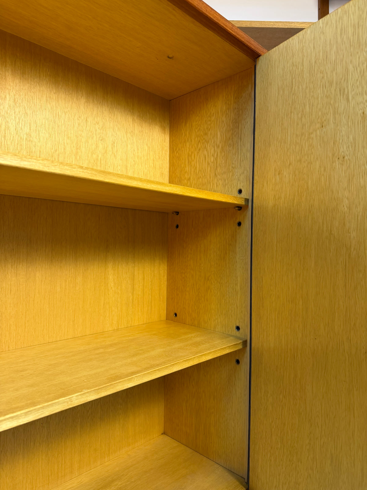 Schrank Teak mit Schloss & neuen Chromfüßen von Heinrich Riestenpatt