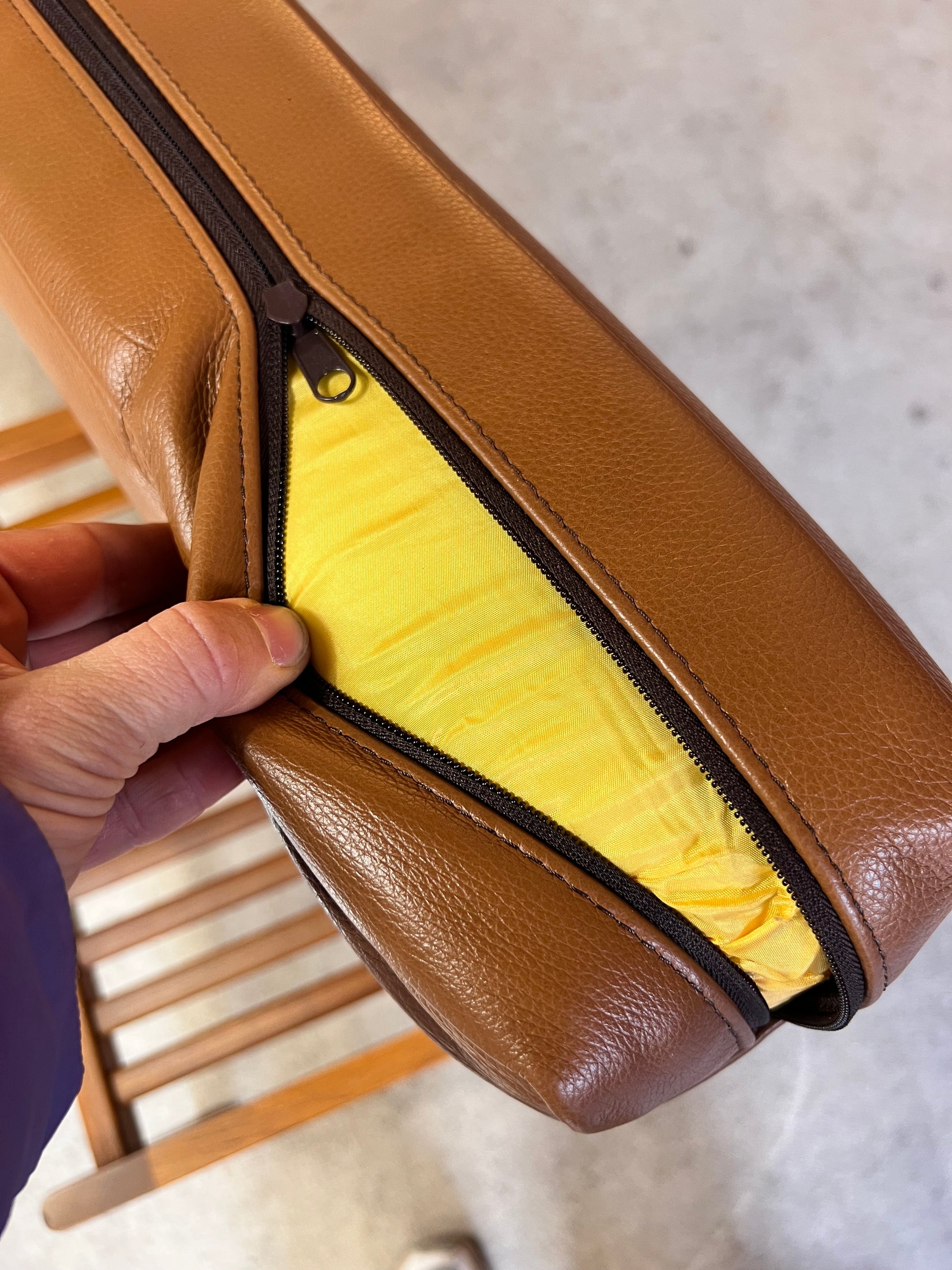 Hocker mit Lederkissen von Hans J. Wegner