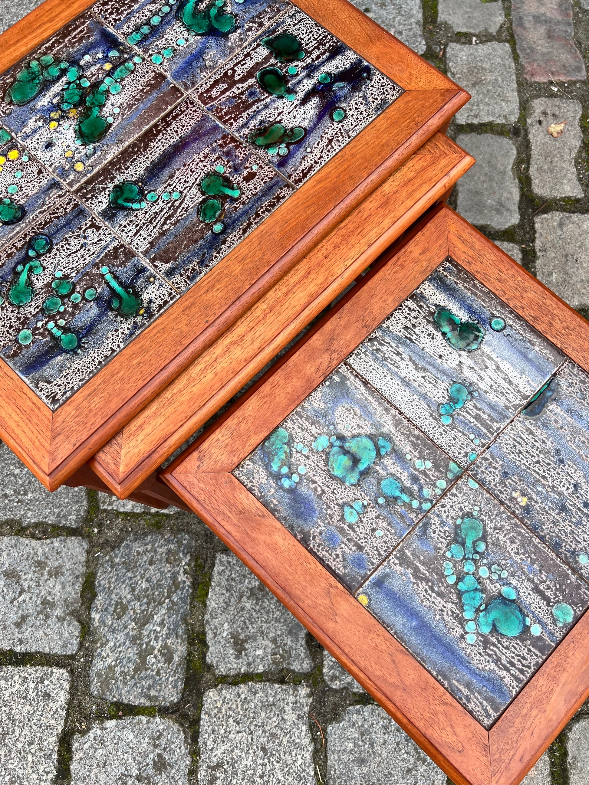 Satztische grau grün Fliesen Teak aus Dänemark