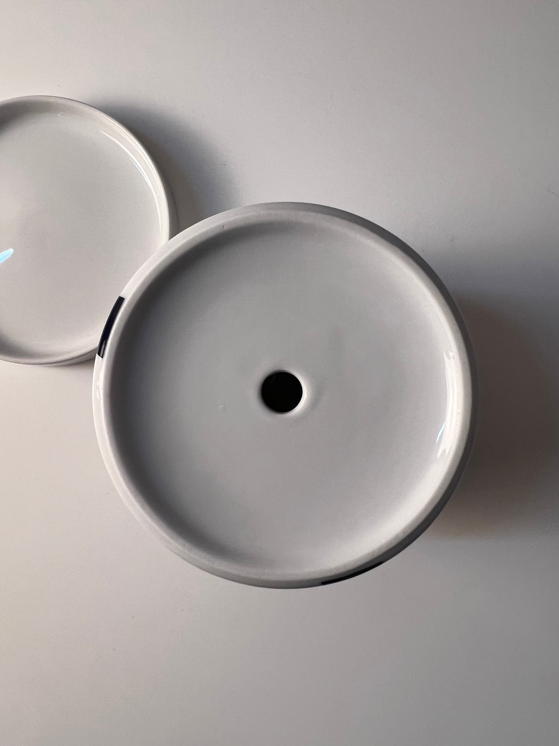 Blumentopf dunkelblau weiß mit "Geometry 1" Print von Verner Panton für Menu