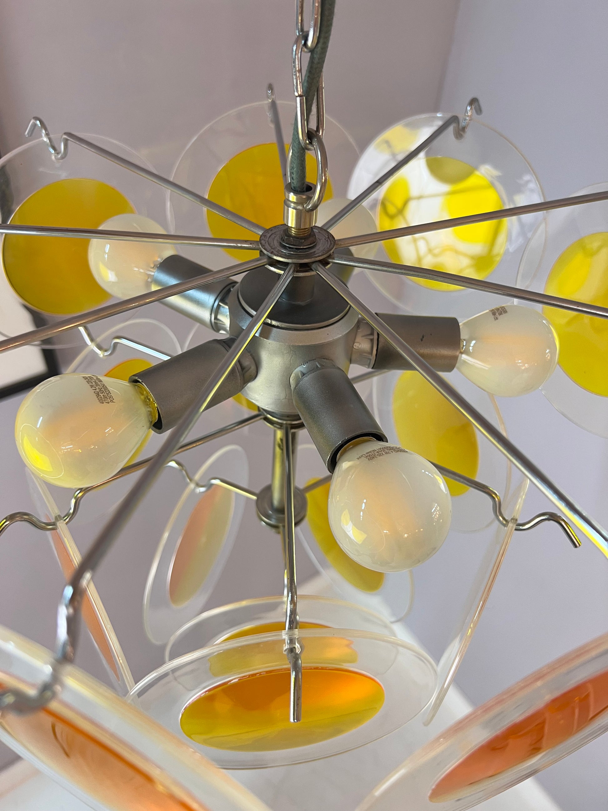 Kronleuchter gelb silber mit Plexiglas-Scheiben