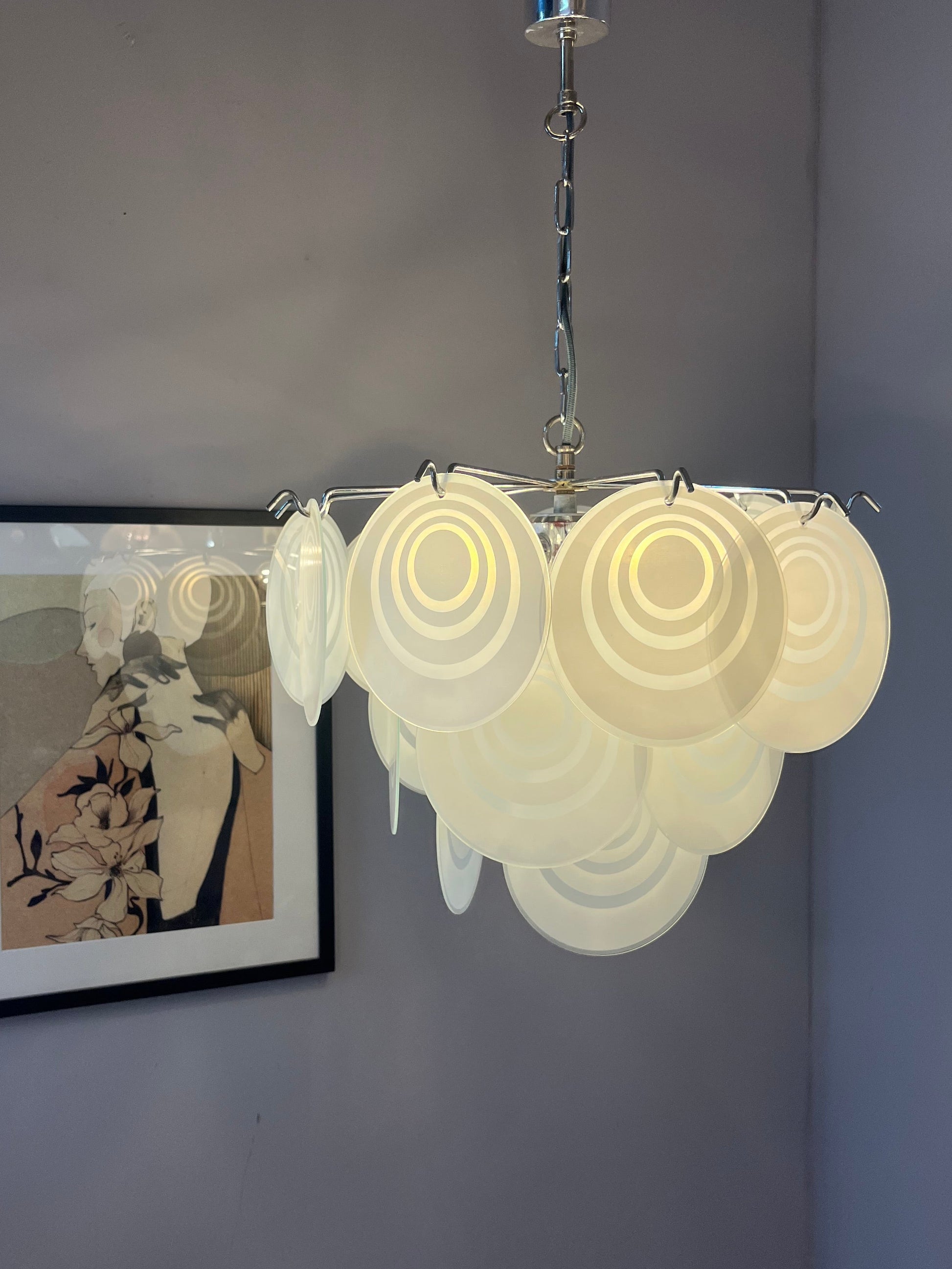 Kronleuchter weiß silber mit Glasscheiben