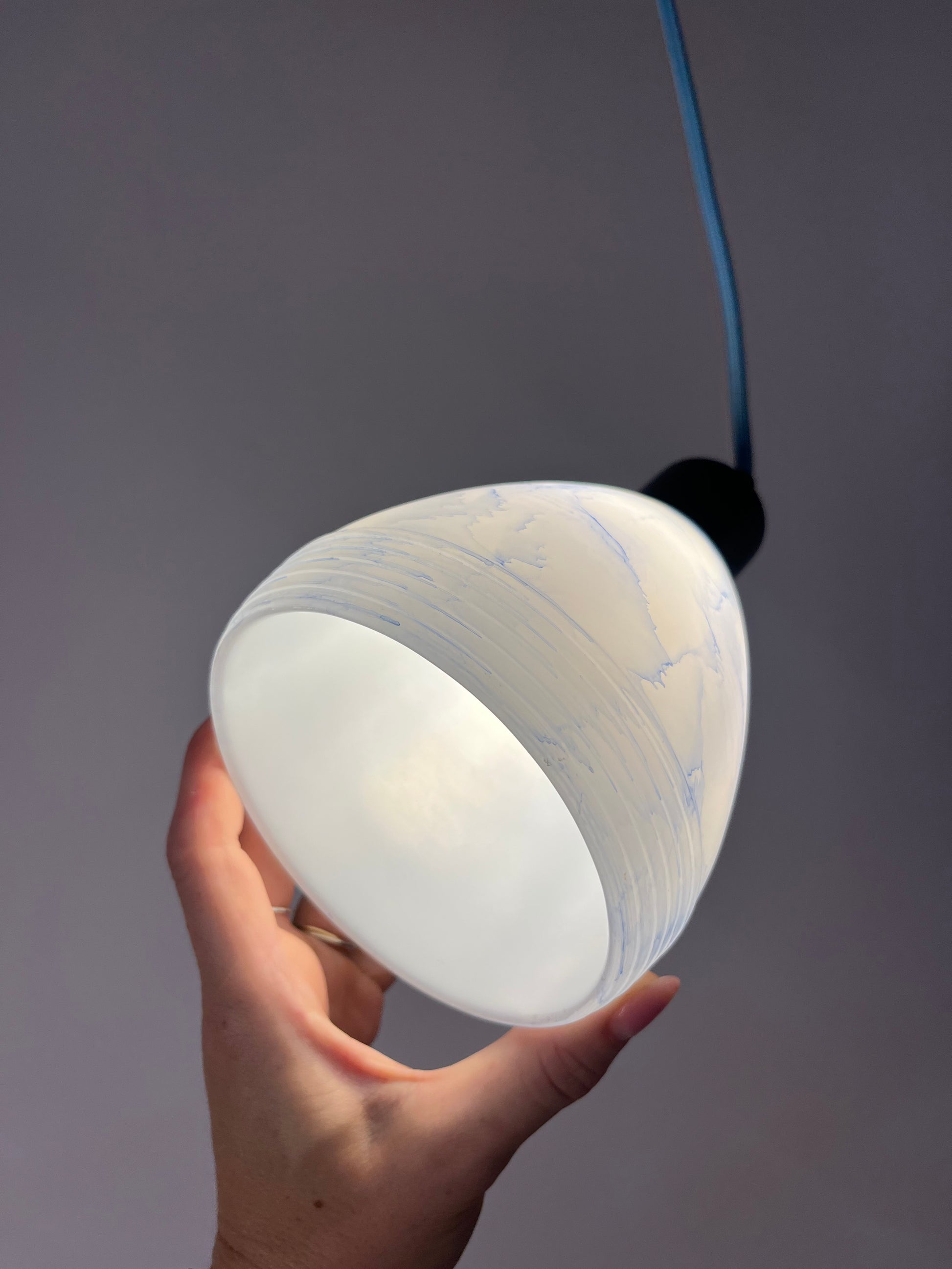 Hängelampe blau weiß marmoriert Glas