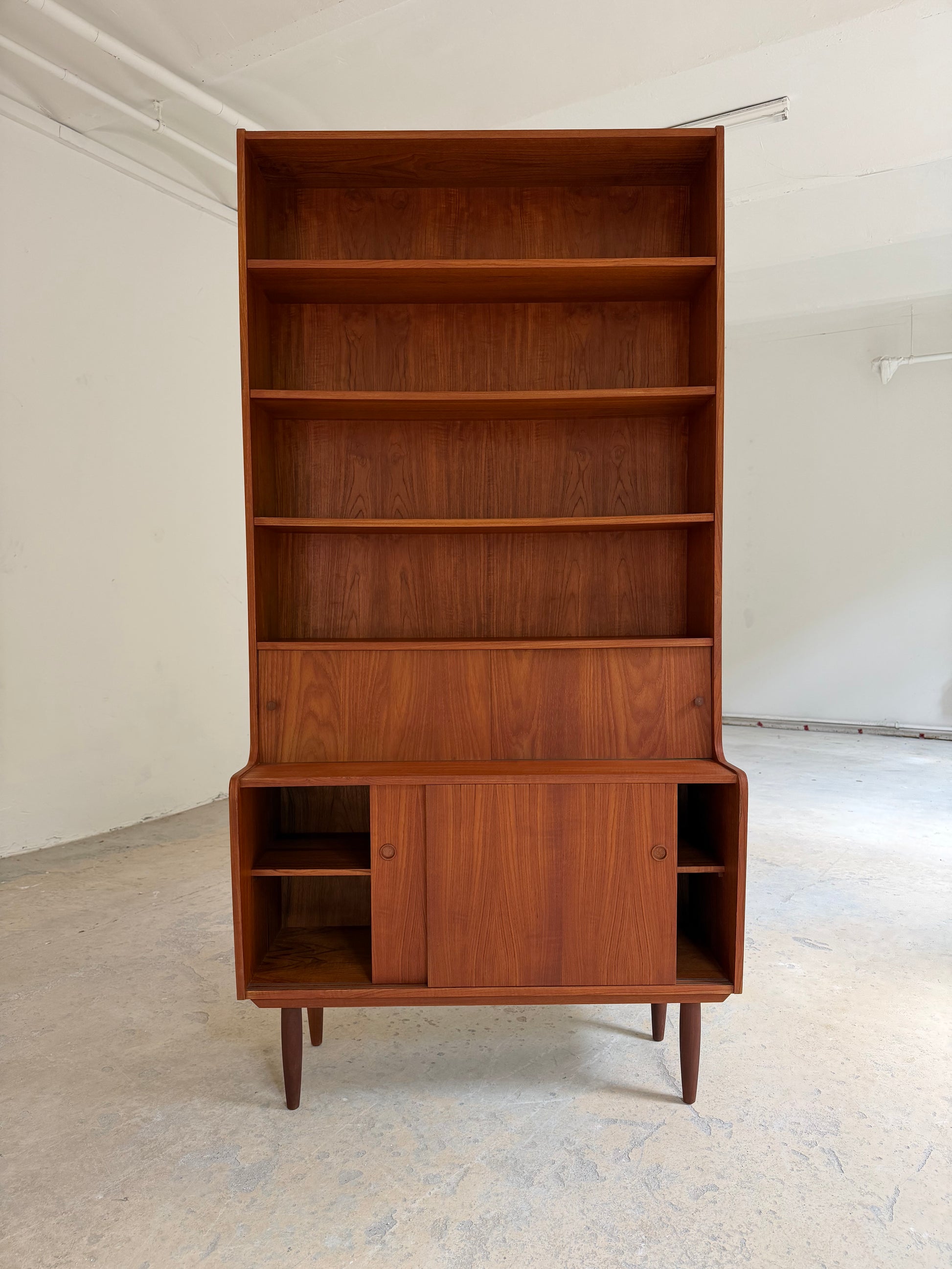 Bücherregal Teak mit Schiebetüren aus Dänemark