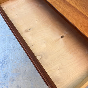 Kommode Teak mit eingelassenen langen Griffen aus Dänemark