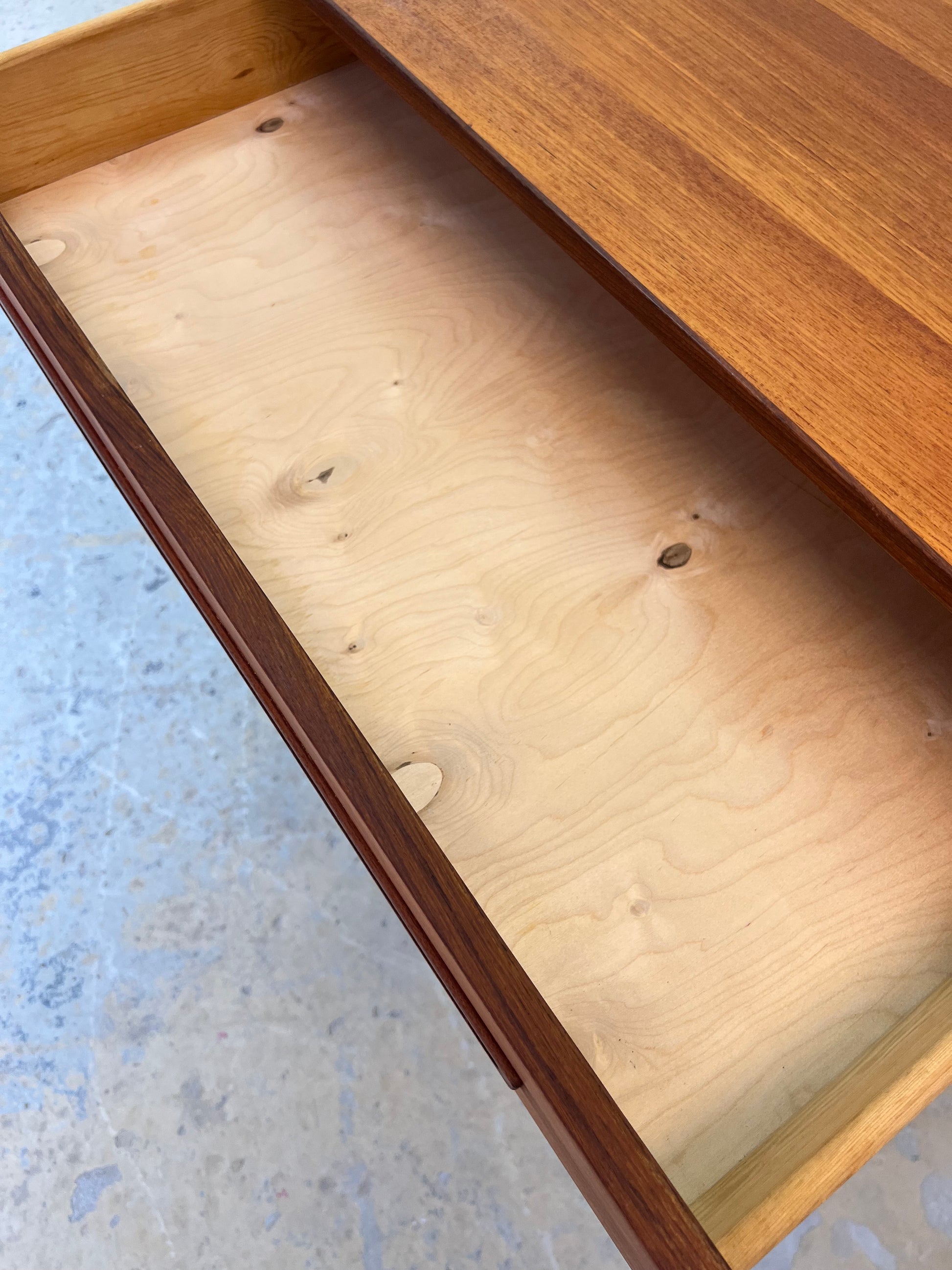 Kommode Teak mit eingelassenen langen Griffen aus Dänemark