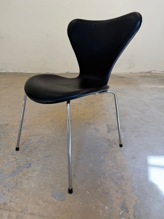Polsterstuhl Serie 7 schwarz Echtleder von Arne Jacobsen für Fritz Hansen