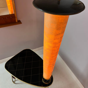 Tisch mit Stehlampe