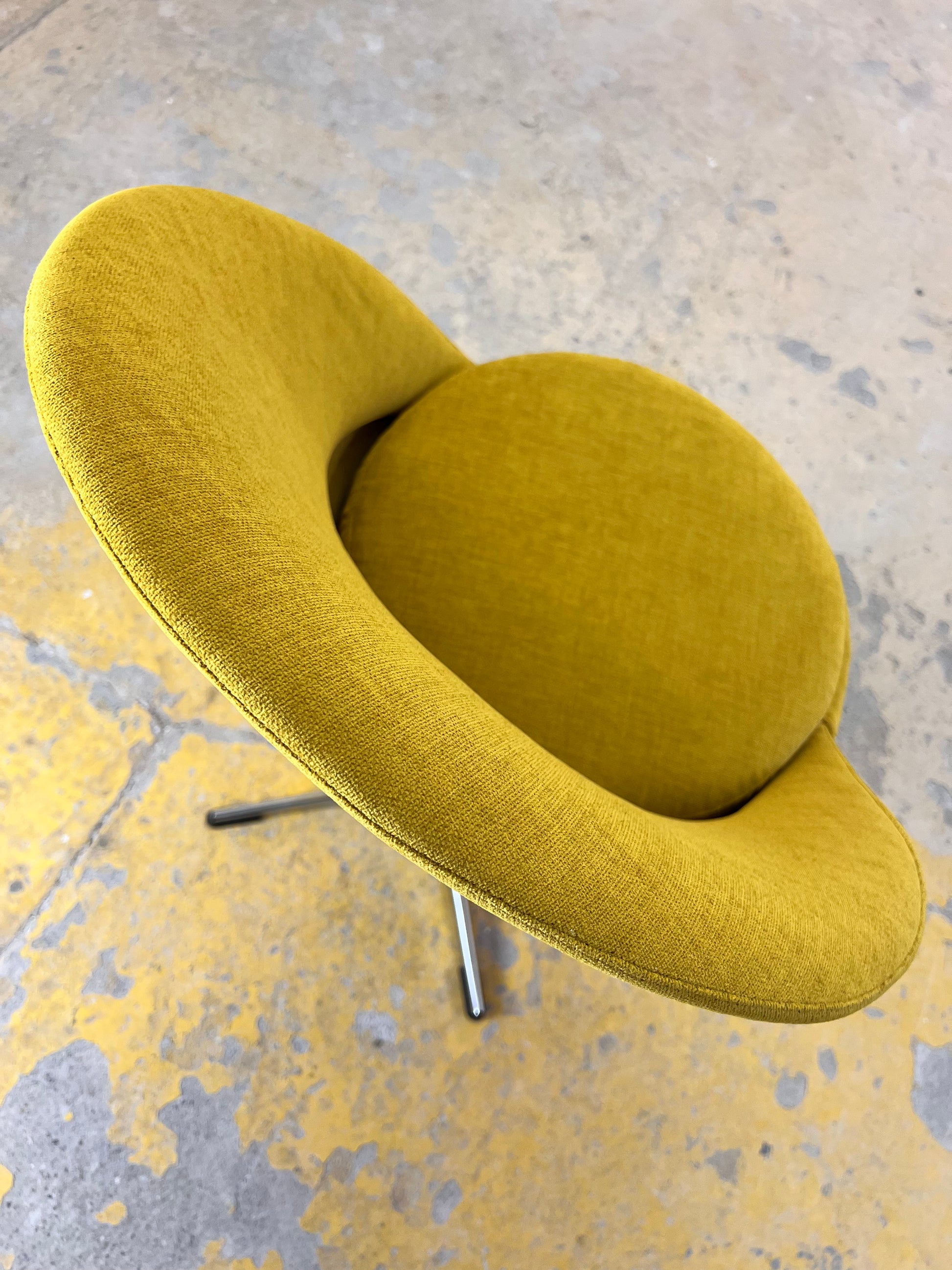 „Cone Chair“ gelb von Verner Panton neu bezogen