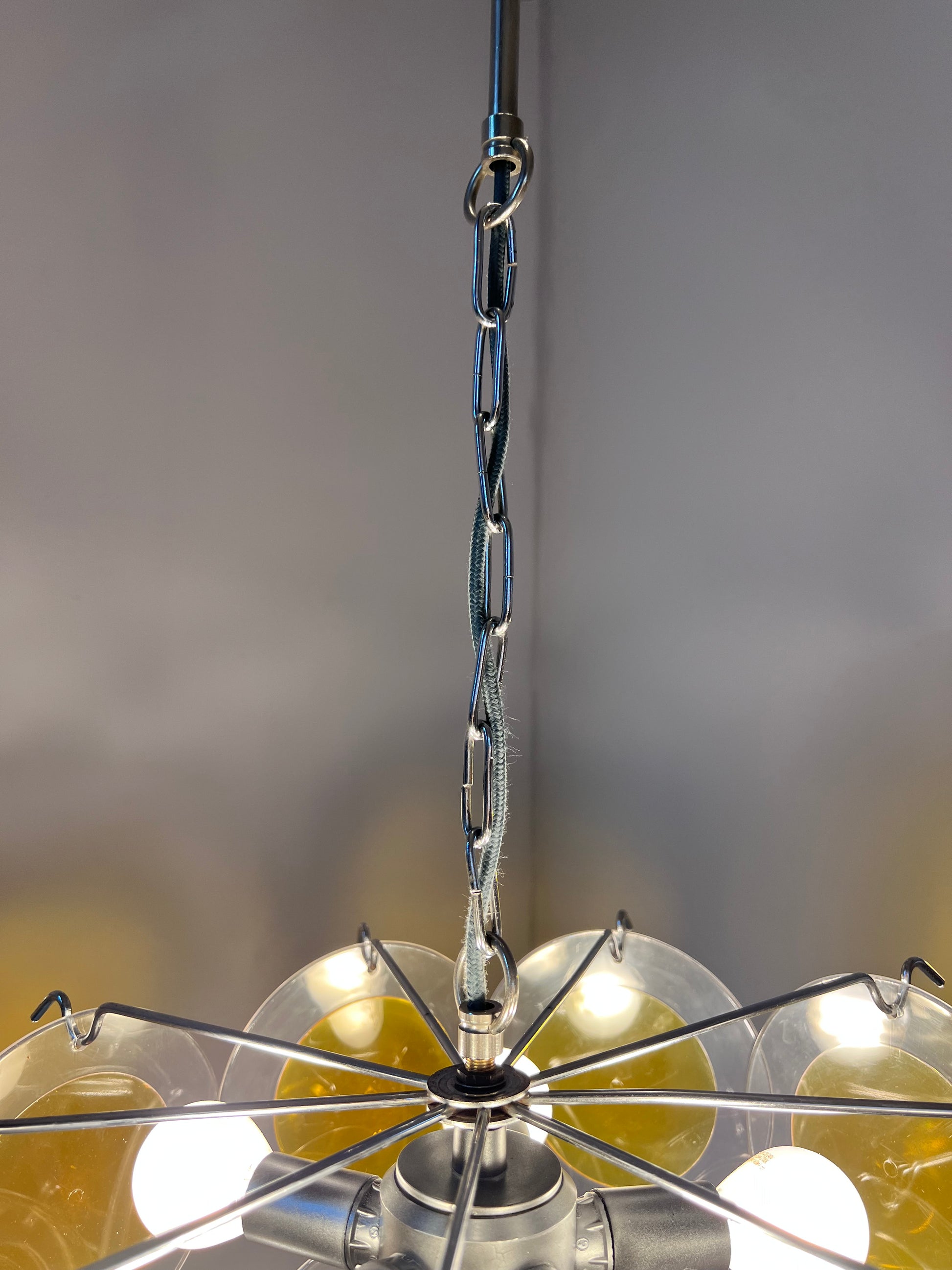 Kronleuchter gelb silber mit Plexiglas-Scheiben