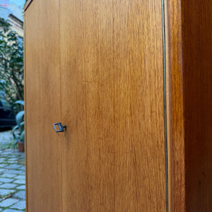 Schrank Teak mit neuen Chromfüßen