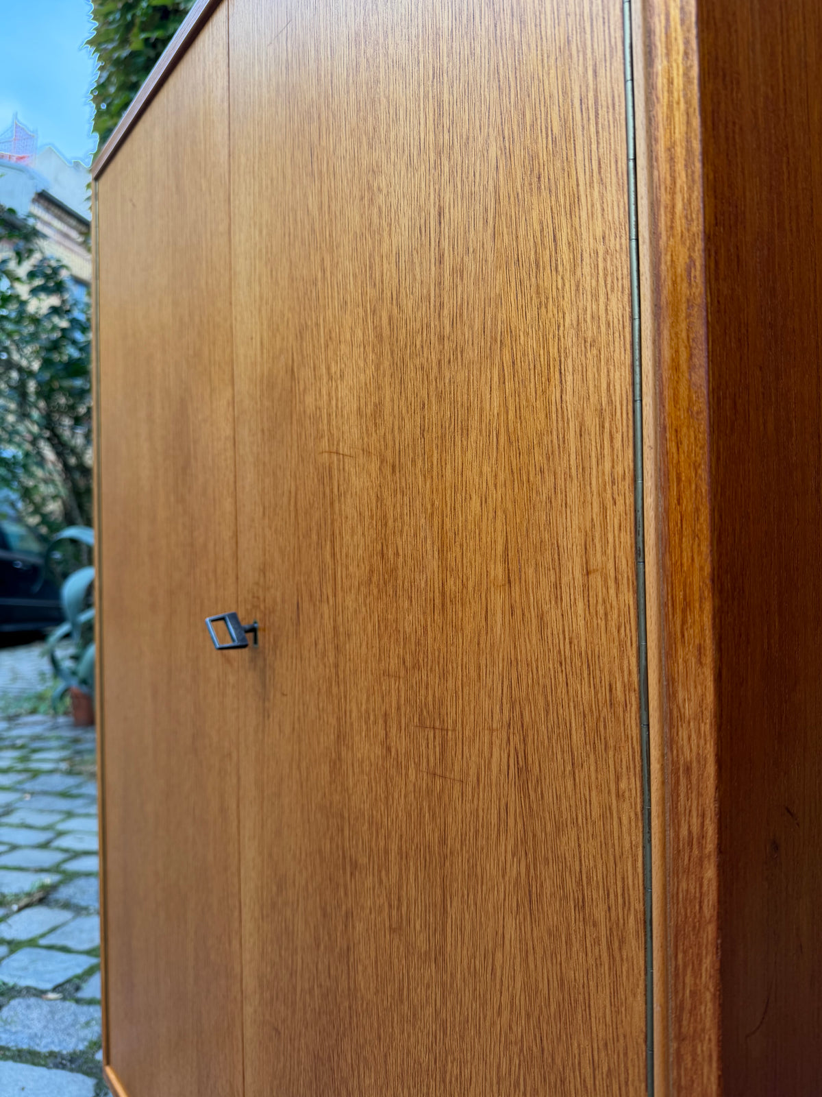Schrank Teak mit neuen Chromfüßen