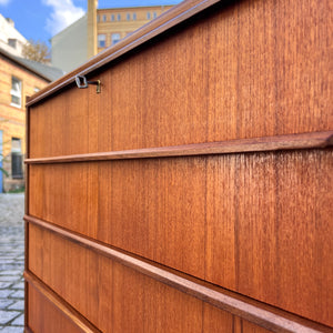 Kommode Teak mit durchgängigen Griffen