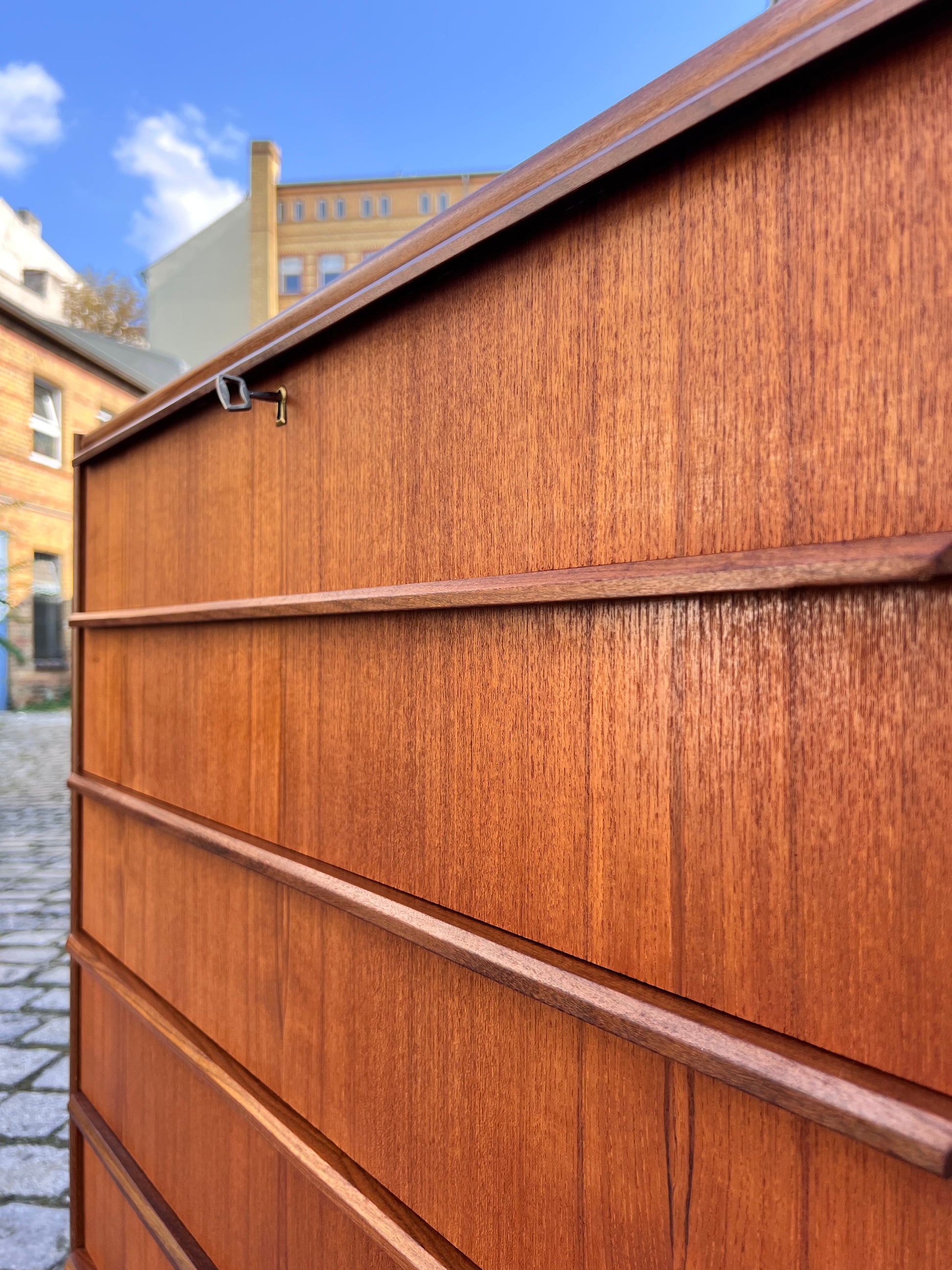 Kommode Teak mit durchgängigen Griffen