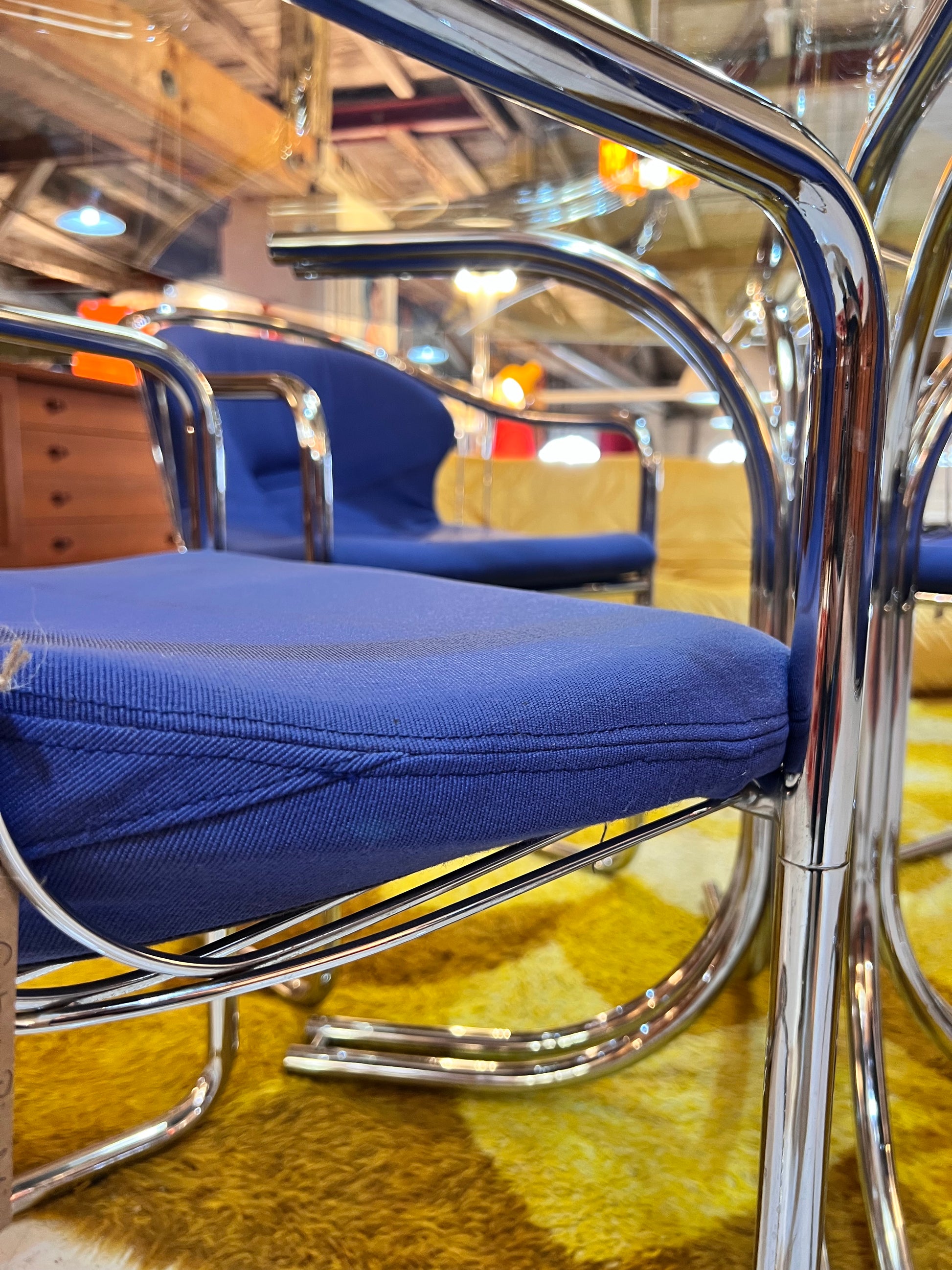 Set: 4x Freischwinger Chrom blau und runder Glastisch von Gastone Rinaldi für Alma