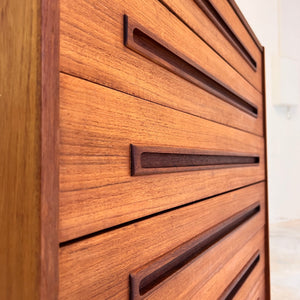 Kommode Teak mit eingelassenen langen Griffen aus Dänemark