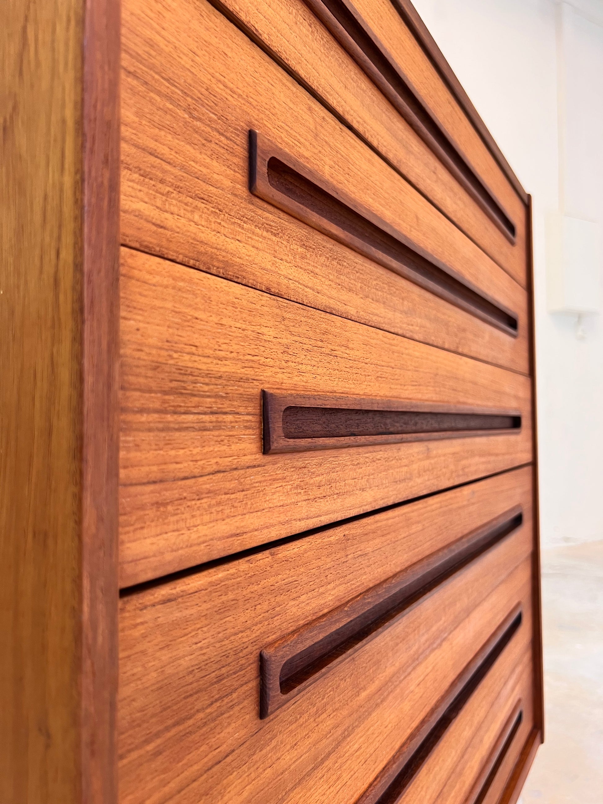 Kommode Teak mit eingelassenen langen Griffen aus Dänemark