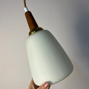 Hängelampe Opalglas mit Teak & Messing Kabelführung aus Dänemark