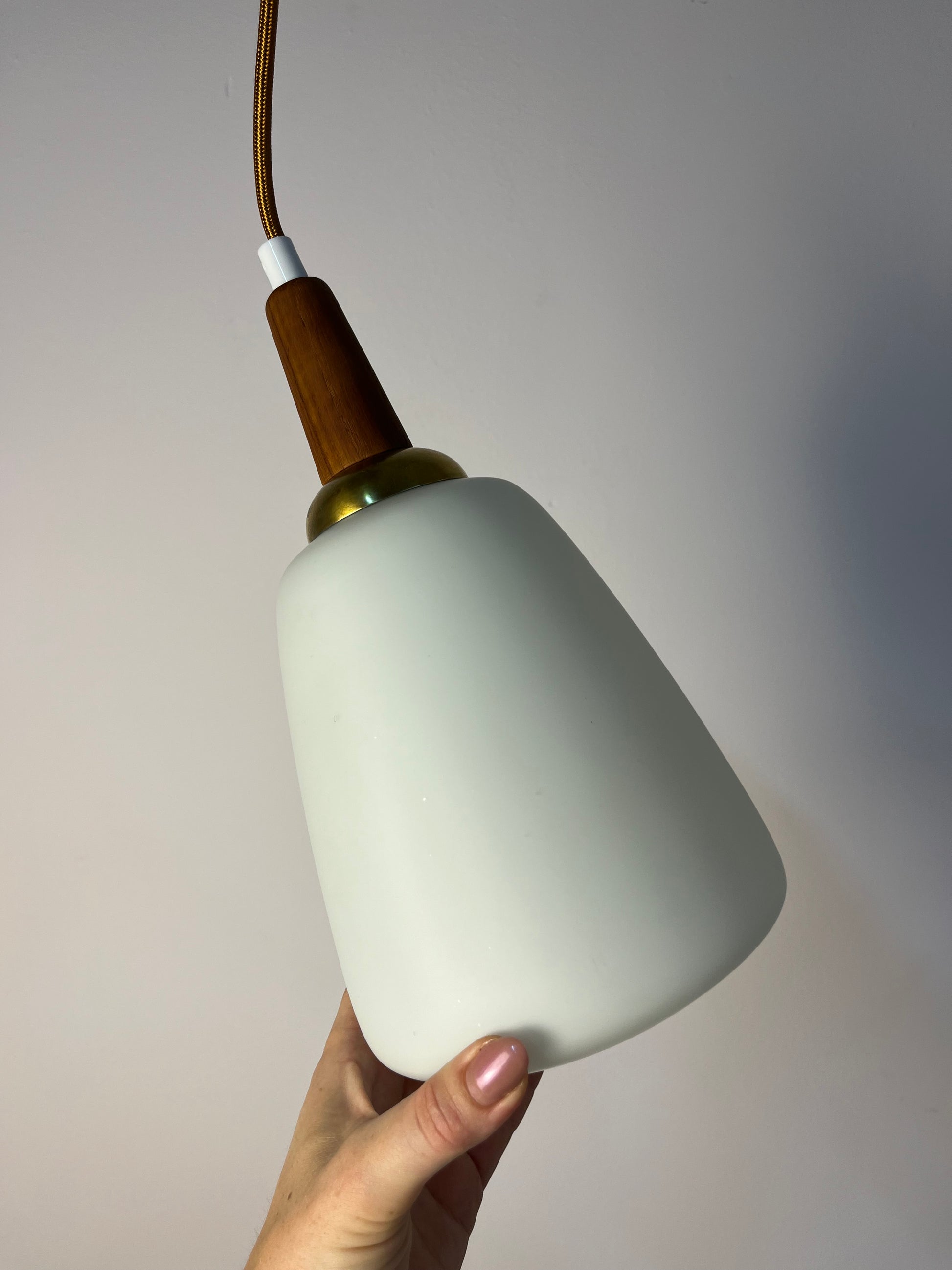 Hängelampe Opalglas mit Teak & Messing Kabelführung aus Dänemark