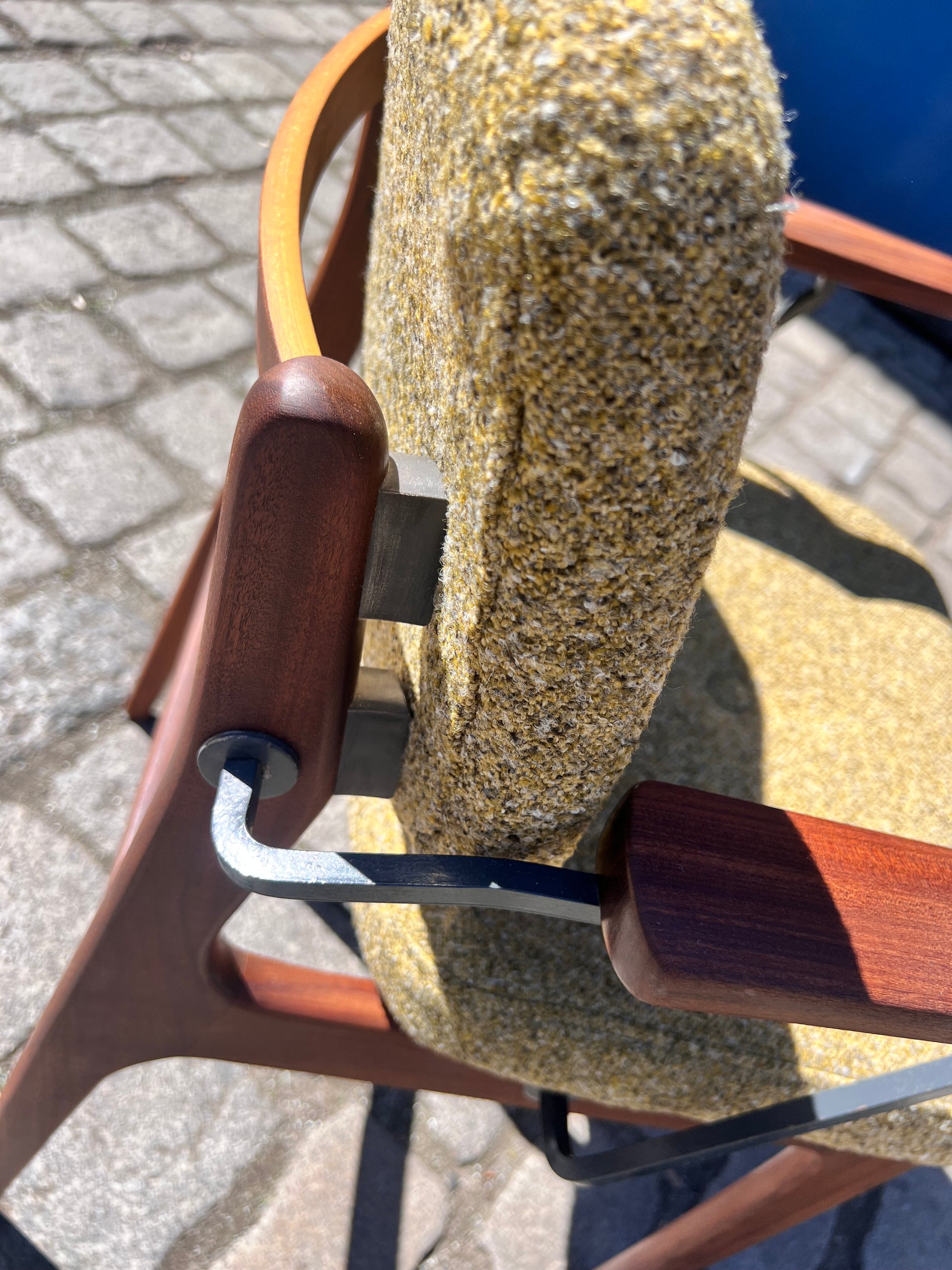 Armlehnstuhl hellgrün Teak neu gepolstert