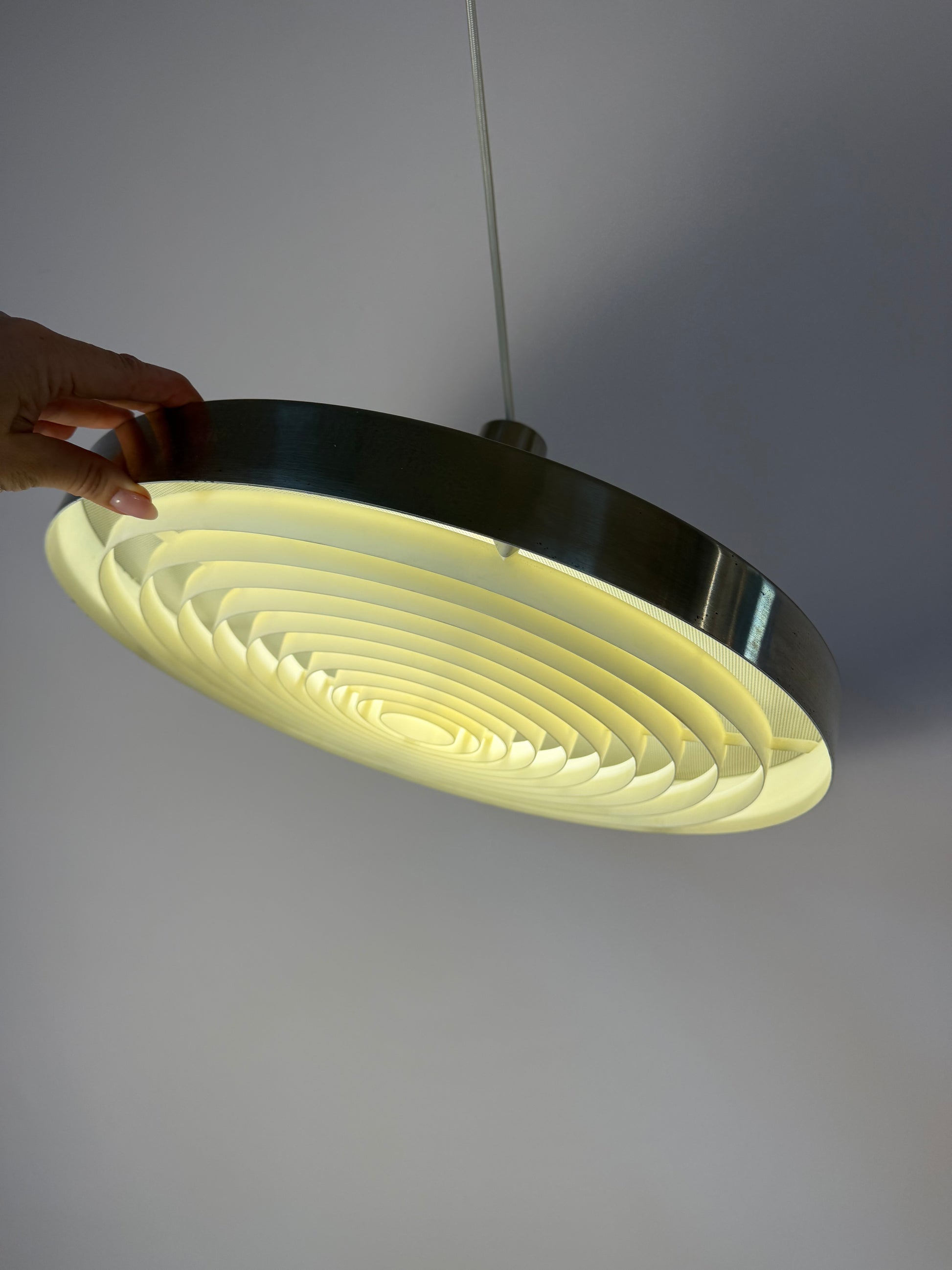 Hängelampe silber weiß mit Gitteroptik aus Dänemark