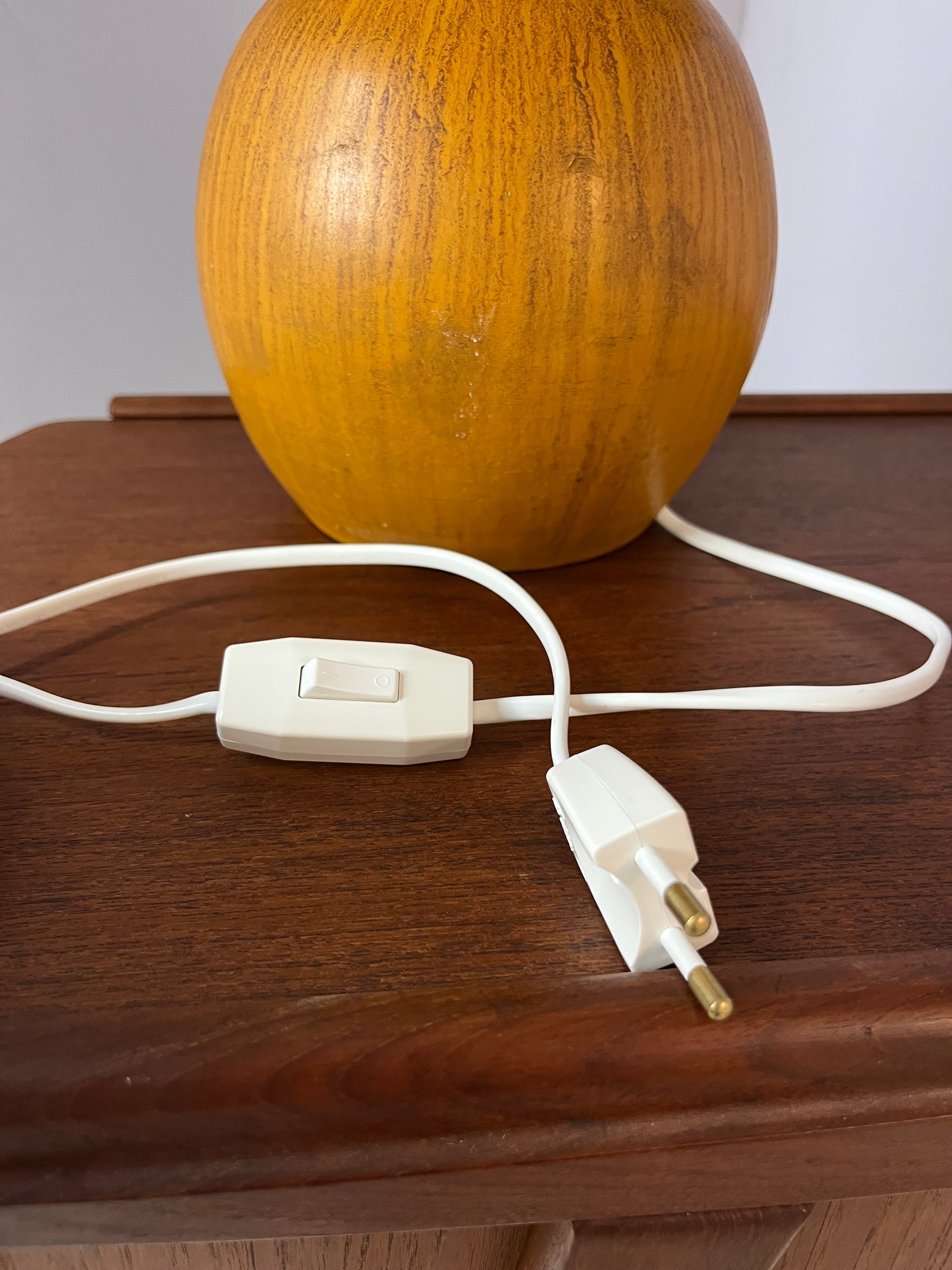 Kugeltischlampe Keramik mit Naturfaser Schirm