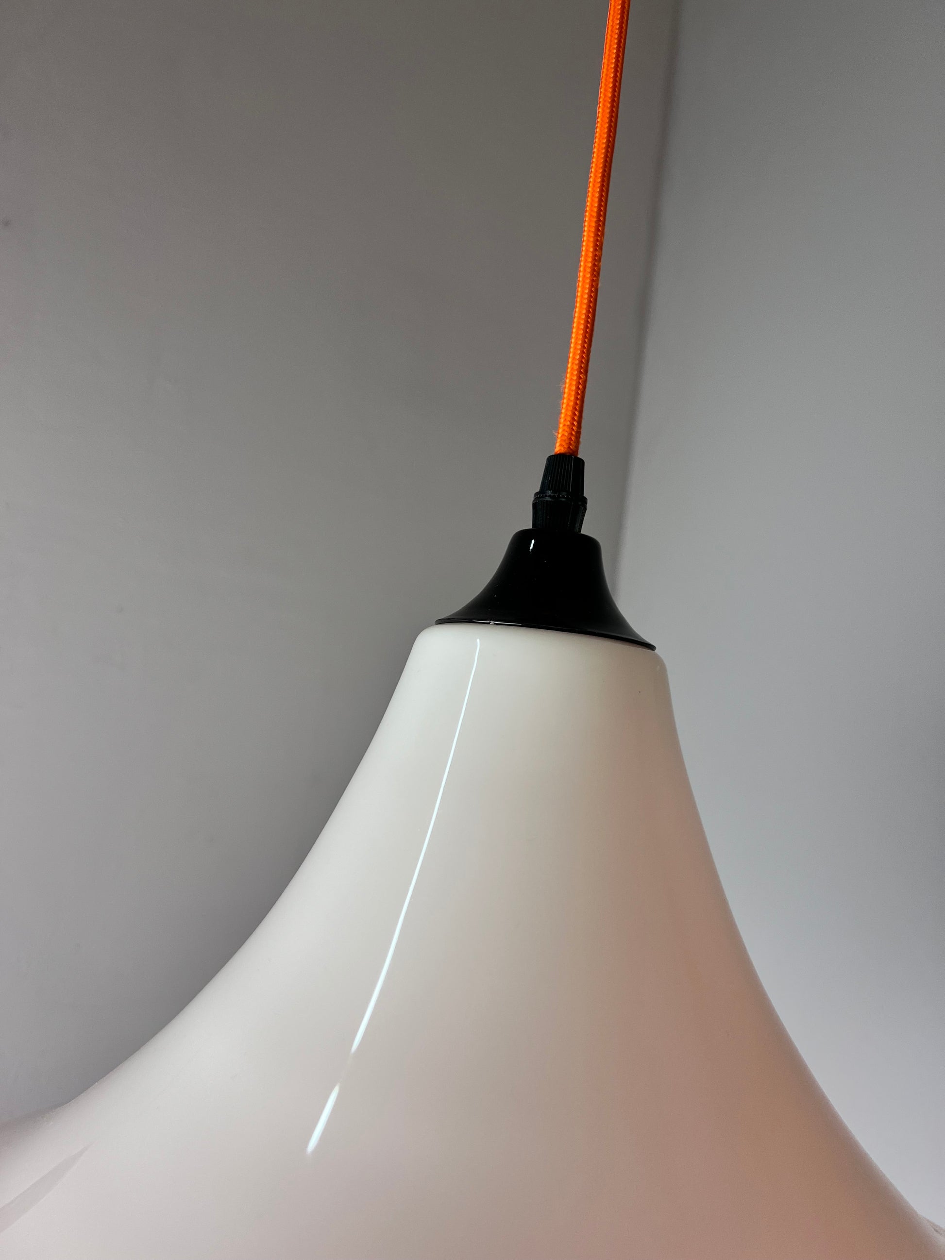 Hängelampe weiß orange Kunststoff aus Dänemark