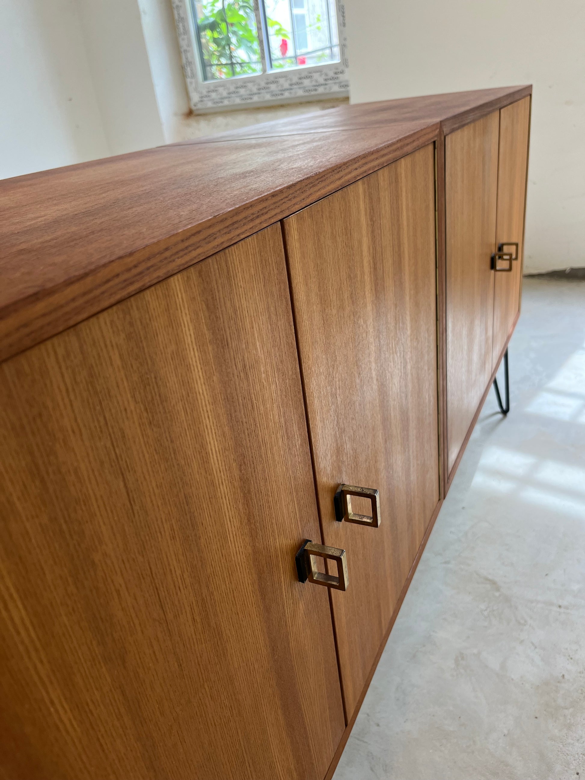 Sideboard Teak mit Flügeltüren & Messinggriffen