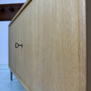 Schrank Eiche mit neuen Chromfüßen von WK Möbel