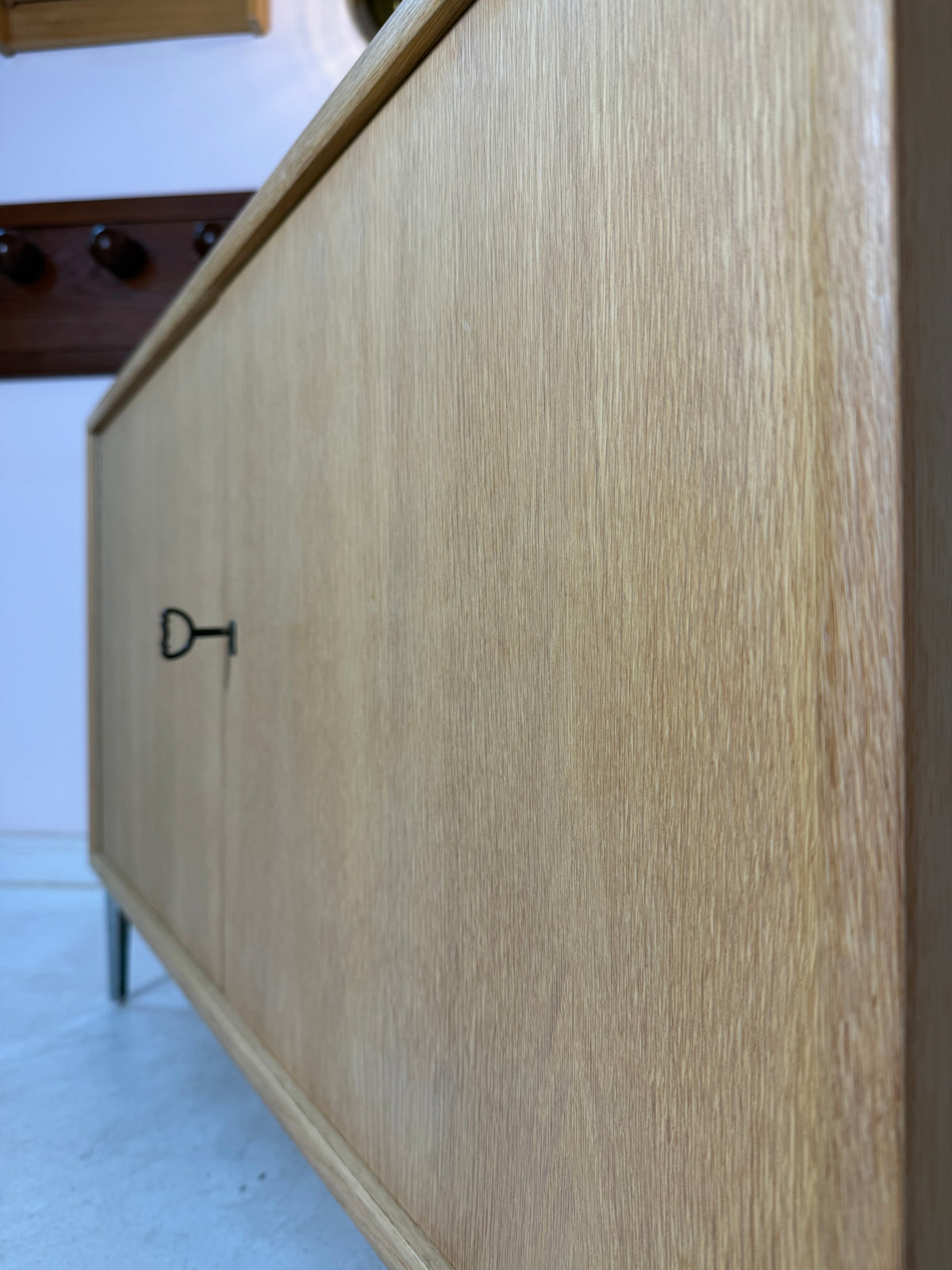 Schrank Eiche mit neuen Chromfüßen von WK Möbel