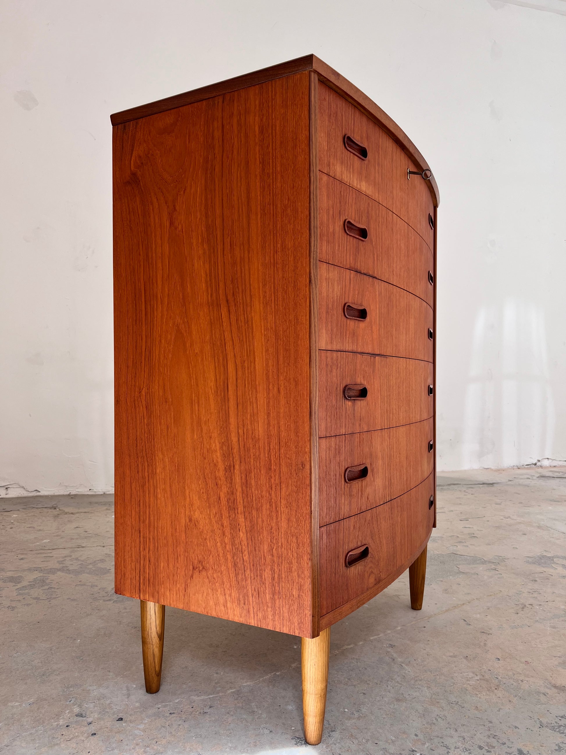Halbrunde Kommode Teak mit Schloss aus Dänemark