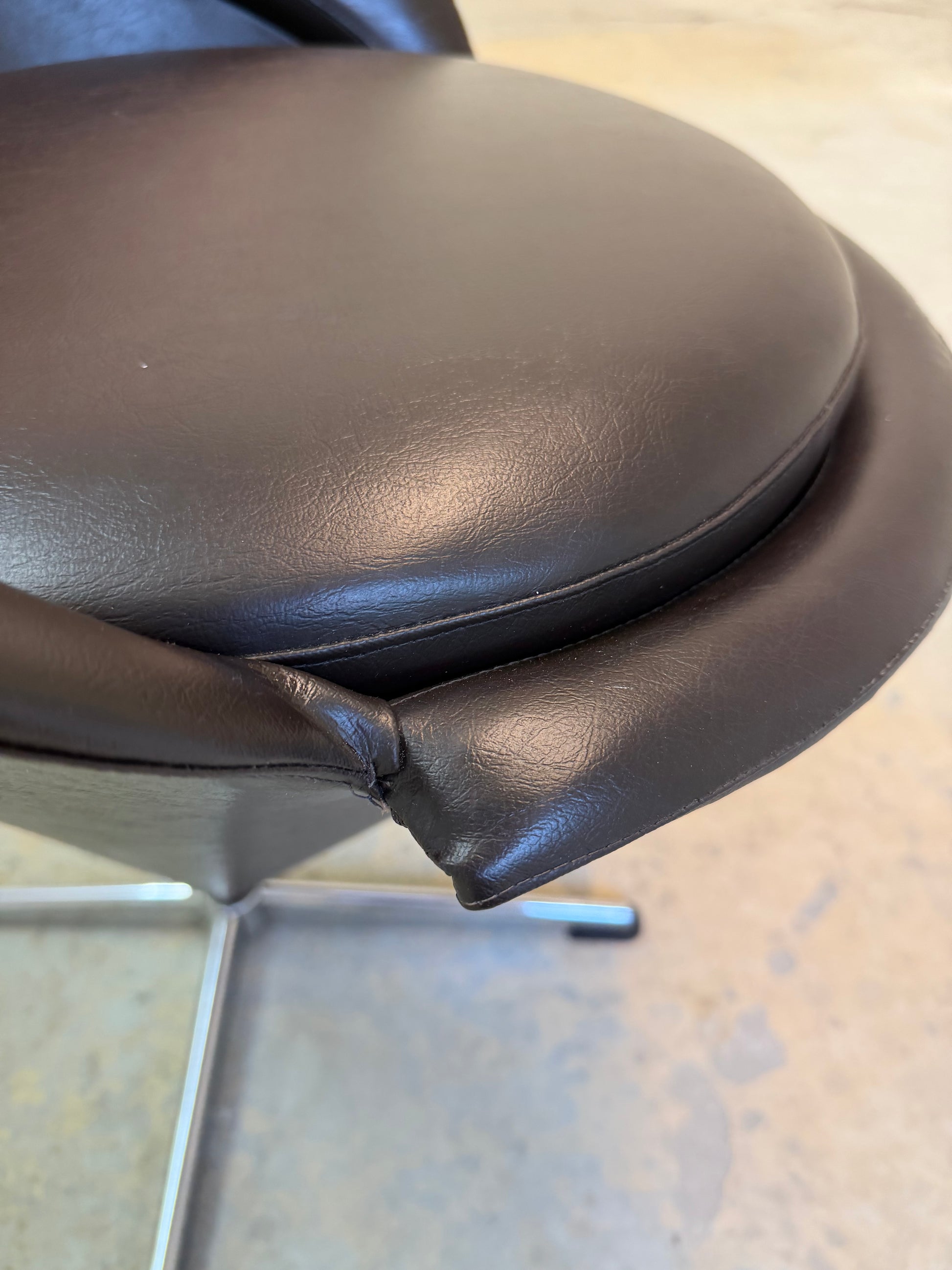 Cone Chair braunes Kunstleder von Verner Panton