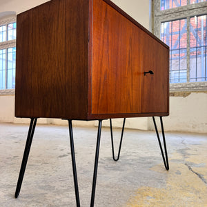 Kommode Teak auf Hairpinlegs aus Dänemark