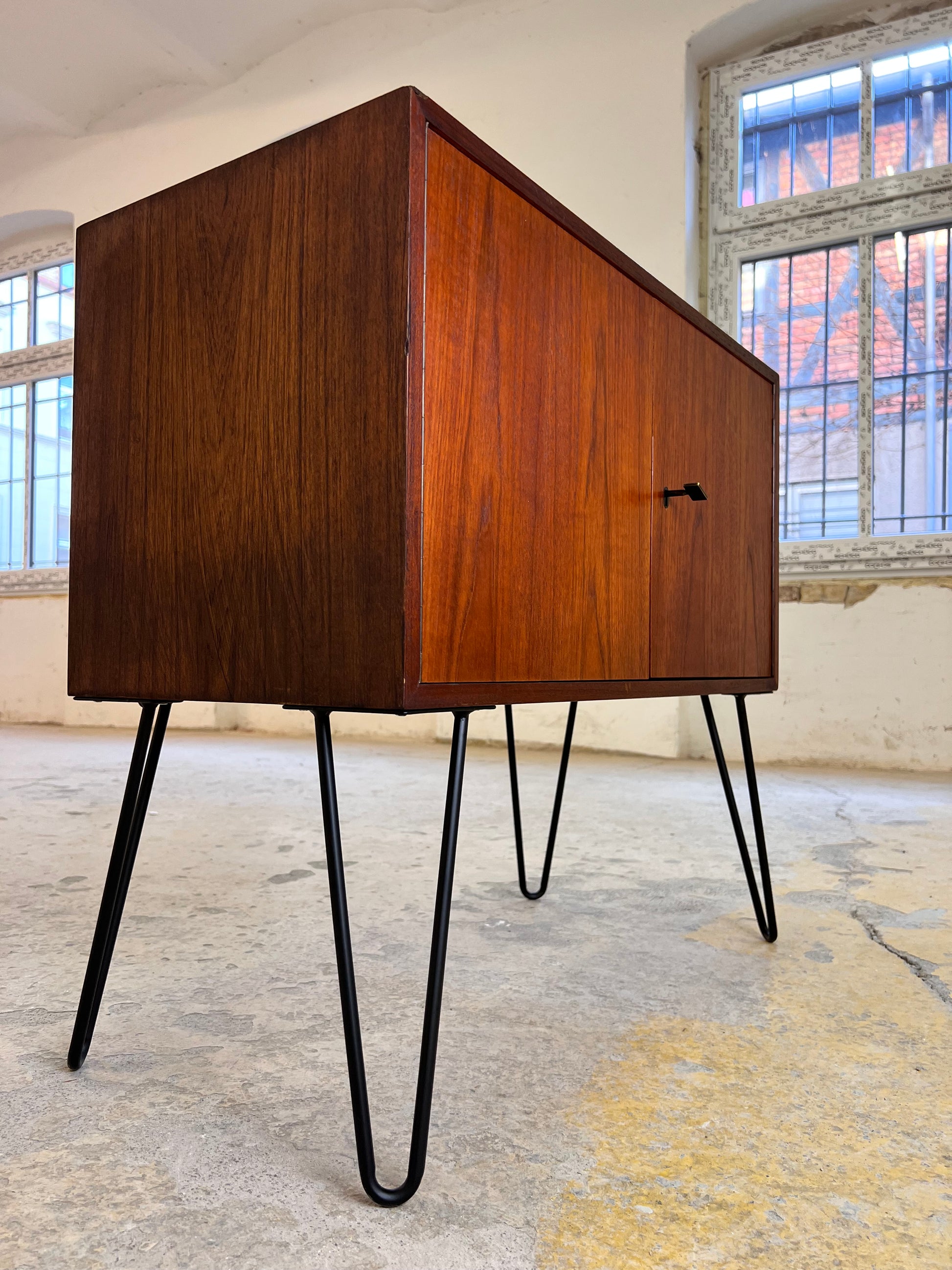 Kommode Teak auf Hairpinlegs aus Dänemark
