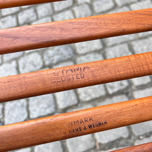 Hocker mit Lederkissen von Hans J. Wegner