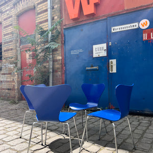 Set: 4x Stuhl Serie 7 Königsblau lackiert von Arne Jacobsen für Fritz Hansen