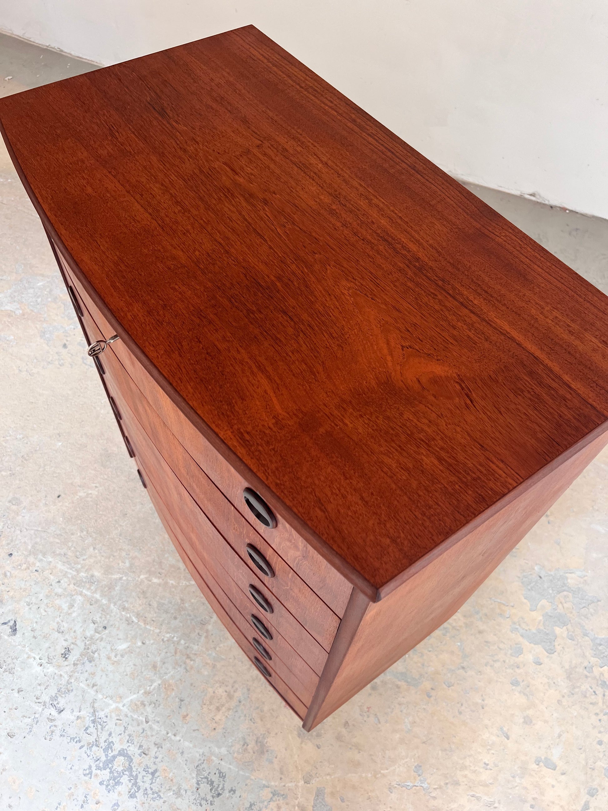 Halbrunde Kommode Teak mit runden Griffen & Schloss aus Dänemark