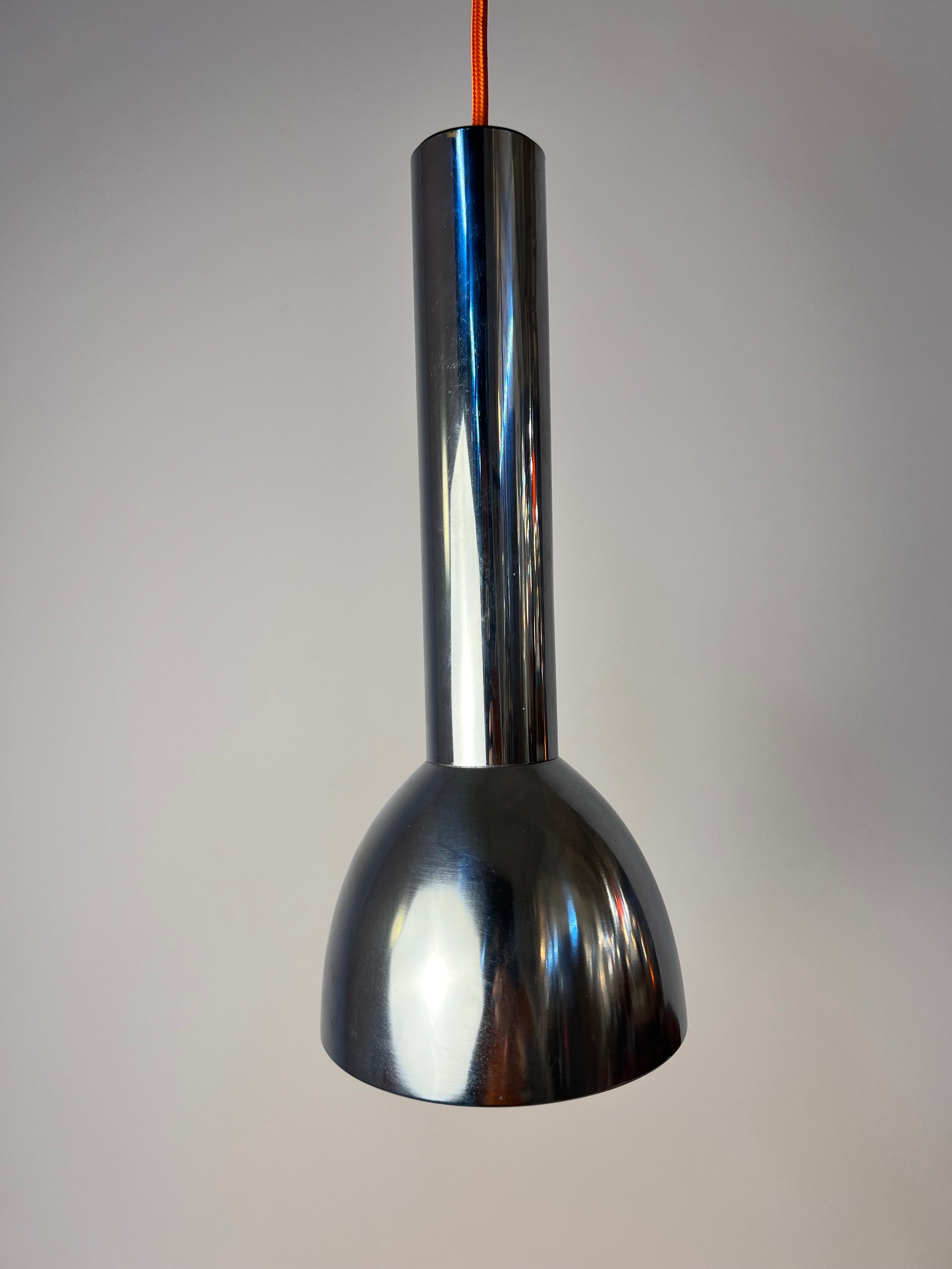 Spotlampe Chrom mit orangem Akzentschirm